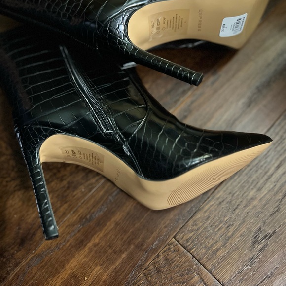 Express woman’s  Heel Boots - Picture 5 of 5